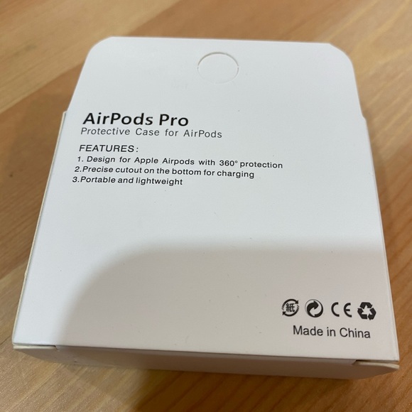 AirPod Pro Case with Clip - Picture 2 of 3